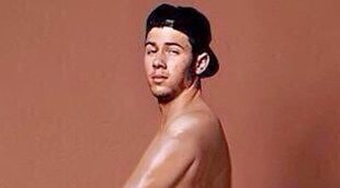 Nick Jonas se desnuda imitando la pose de Kim Kardashian