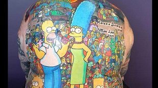 Un hombre de 52 años se tatúa 203 personajes de 'Los Simpsons' en la espalda
