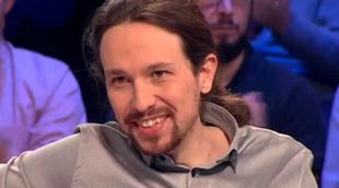 Pablo Iglesias se niega a llevar un pin de España en 'laSexta noche' regalado por Inda, le llama Pantuflo y apoya a Tania Sánchez