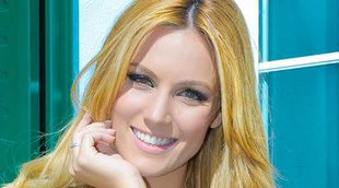 Edurne recibe un paquete en la postal de España para Eurovisión 2015