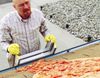 Vince Gilligan, creador de 'Breaking Bad', pide a los seguidores que dejen de tirar pizzas al tejado de Walter White