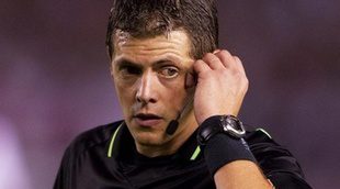 Un árbitro argentino usa la repetición de una jugada en televisión para corregir un penalti