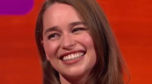 Emilia Clarke sobre sus escenas de sexo en 'Juego de Tronos' con Jason Momoa: "Era enorme y rosa. No sabía qué hacer con eso"