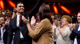 Beatriz Carvajal en primera fila durante la proclamación de Pedro Sánchez