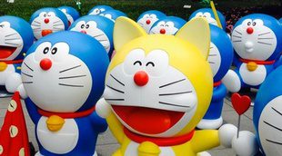 Una legión de muñecos de 'Doraemon, el gato cósmico' invaden Roppongi Hills en Japón