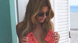 Oriana Marzoli ('MYHYV') calienta las redes sociales con un veraniego desnudo