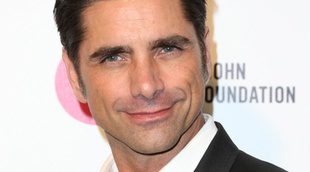 John Stamos ('Padres forzosos') se desnuda y muestra su ropa interior para celebrar sus 52 años