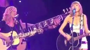 Lisa Kudrow ('Friends') se sube al escenario con Taylor Swift para interpretar el "Smelly Cat" de Phoebe