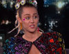 Miley Cyrus presume de pecho durante su visita al show de Jimmy Kimmel