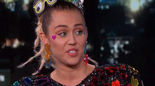 Miley Cyrus presume de pecho durante su visita al show de Jimmy Kimmel