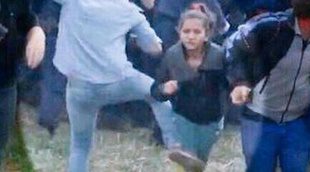 Despiden a una periodista por dar patadas y poner zancadillas a los refugiados sirios en Hungría