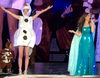 Idina Menzel ("Frozen") se sube al escenario con Taylor Swift para interpretar "Let It Go"