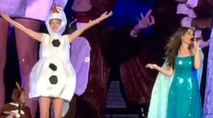 Idina Menzel ("Frozen") se sube al escenario con Taylor Swift para interpretar "Let It Go"