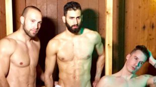 Tres de los protagonistas de 'Un príncipe para 3 princesas', desnudos en una sauna