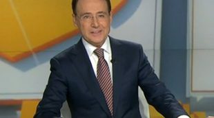 Matías Prats regresó, con gafas y broma, a 'Antena 3 Noticias' tras 4 meses de baja