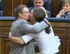 Pablo Iglesias besa en la boca a Xavier Domènech, la imagen de la sesion de investidura de Pedro Sánchez