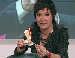 Una periodista de TV3 quema en directo la Constitución Española