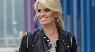 Adriana Abenia pasa por el quirófano para someterse a una operación para eliminar un tumor de su cuello