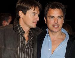 John Barrowman ('Arrow') muestra, en un descuido, a su marido completamente desnudo