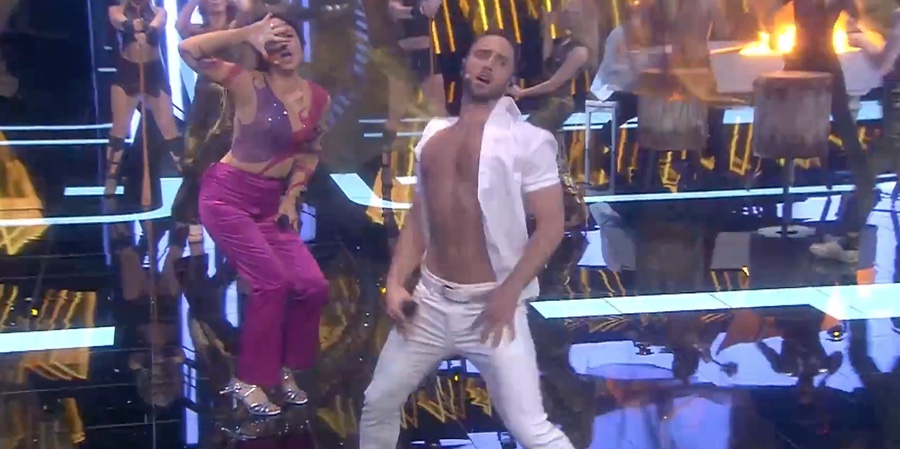 A M?ns Zelmerlow se le abre la camisa por casualidad...