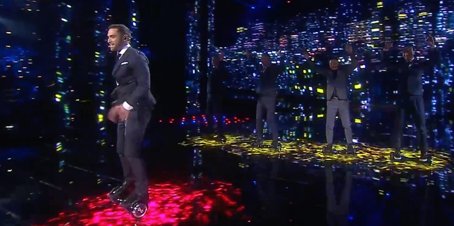 M?ns Zelmerlow aprovecha para presentar su single... y recordarnos una vez m?s su Heroes