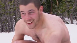 Nick Jonas se pasea semidesnudo sobre un lago helado en 'Famosos en peligro'