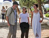 La cara más amable de Lena Headey, Maisie Williams y Liam Cunningham con los refugiados de Lesbos