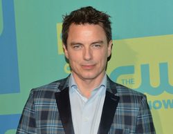 John Barrowman ('Arrow') ficha por todas las series de superhéroes de CW