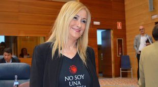 Cristina Cifuentes acude al pleno de la Asamblea con una camiseta de 'Juego de tronos'