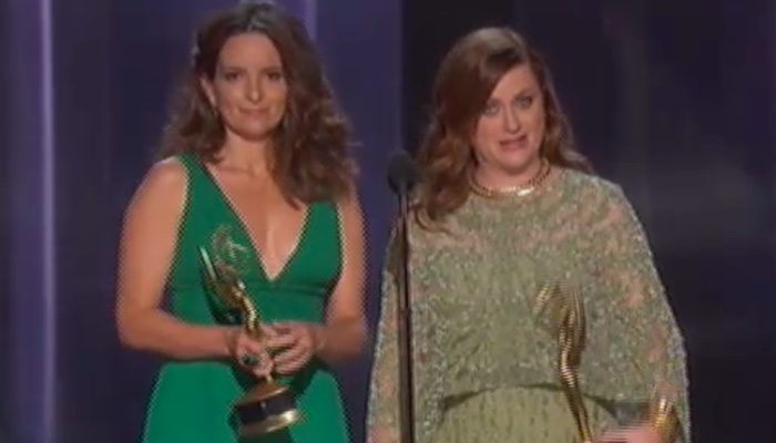 Eternas risas y eternas Tina Fey y Amy Poehler compartiendo sus premios...