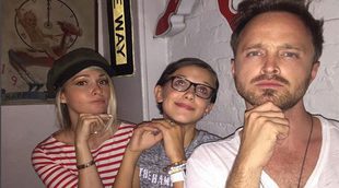 Aaron Paul consigue reunirse con su "extraña hija adoptiva", Millie Bobby Brown