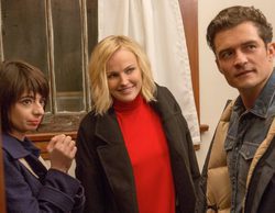 Orlando Bloom se monta un trío con Malin Akerman y la novia de Raj en la serie de Netflix 'Easy'