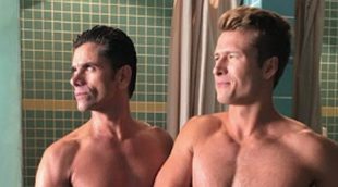 'Scream Queens': John Stamos y Glen Powell, desnudos en la ducha del segundo capítulo de la T2