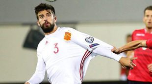 Gerard Piqué demuestra en televisión la falsa polémica sobre sus mangas y la bandera de España