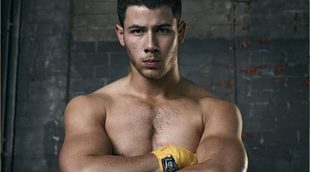 El cantante y actor Nick Jonas muestra su estado físico en la portada de la revista "Men's Fitness"