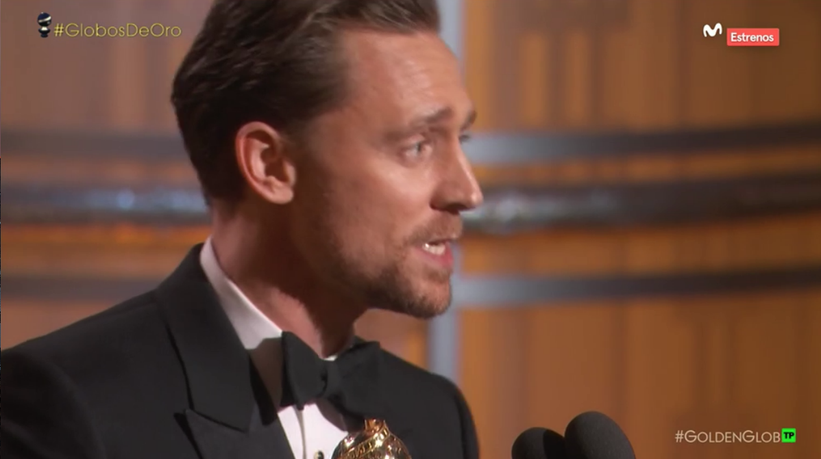 ?Nos ha emocionado a todos! Tom Hiddleston se mete en el bolsillo al p?blico con una bonita dedicatoria