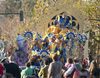 Una carroza de la Cabalgata de Reyes de Sevilla choca con unas cámaras de televisión