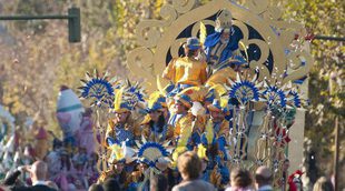 Una carroza de la Cabalgata de Reyes de Sevilla choca con unas cámaras de televisión