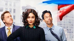 'Powerless': Vanessa Hudgens idea la forma de combatir los daños de los superhéroes en el primer avance