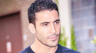 Miguel Ángel Silvestre "enseña" los guiones de la serie 'Narcos'