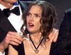 Las extrañas y surrealistas caras de Winona Ryder al recibir un premio en los SAG