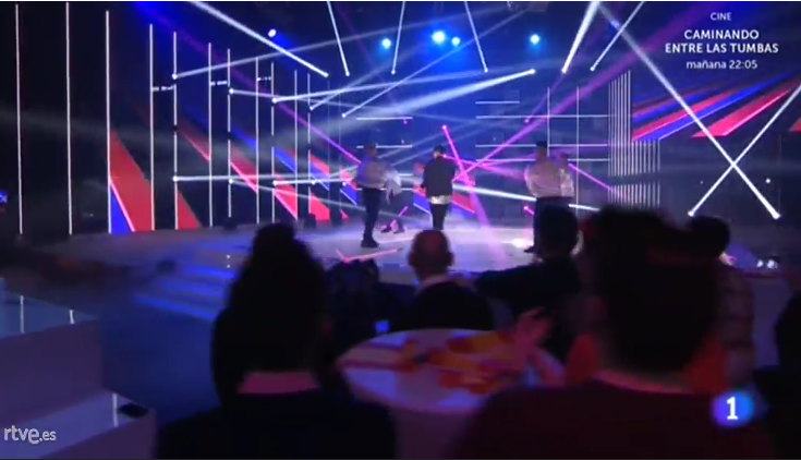 Much?sima luz, juego l?ser y humo, ?Jefferson lo da todo en su actuaci?n!