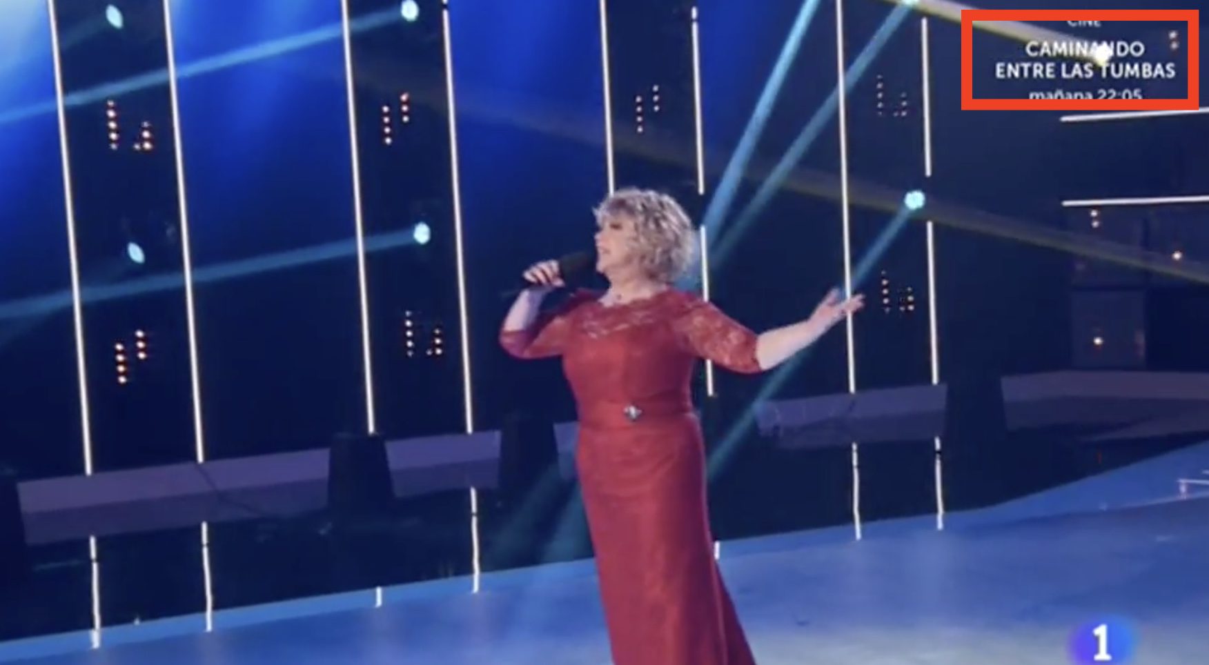 TVE, os est?is pasando con los r?tulos durante la actuaci?n de Karina...