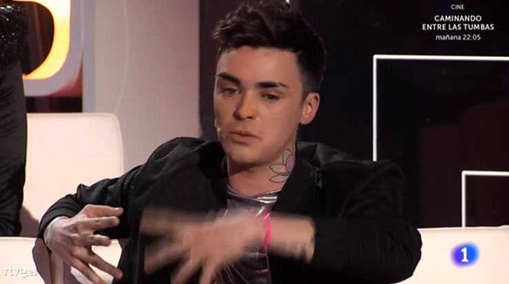 Tengo voz de chica. Para que me hagas la broma t?... LA HAGO YO