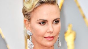 Una televisión iraní censura el vestido de Charlize Theron y le tapa el cuerpo de negro