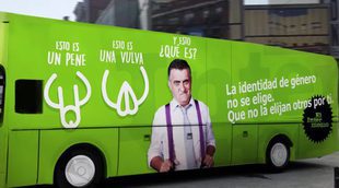 'El intermedio' muestra las reacciones del colectivo transexual al paso de su autobús