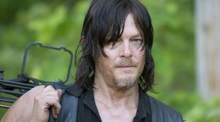 Norman Reedus ('The Walking Dead') es arrastrado fuera de un plató en un surrealista momento