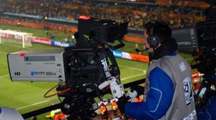 La CNMC investiga si la Liga de Fútbol incumplió la ley al vetar la entrada de las cámaras a los estadios