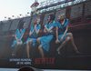 'Las chicas del cable' se apoderan de la Puerta del Sol con un inmenso cartel promocional