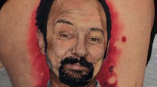 'La que se avecina': Un fan de la serie se tatúa la cara de Antonio Recio en el muslo